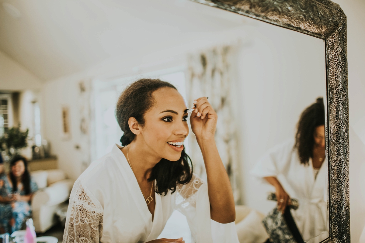 15 Bride applying her own makeup