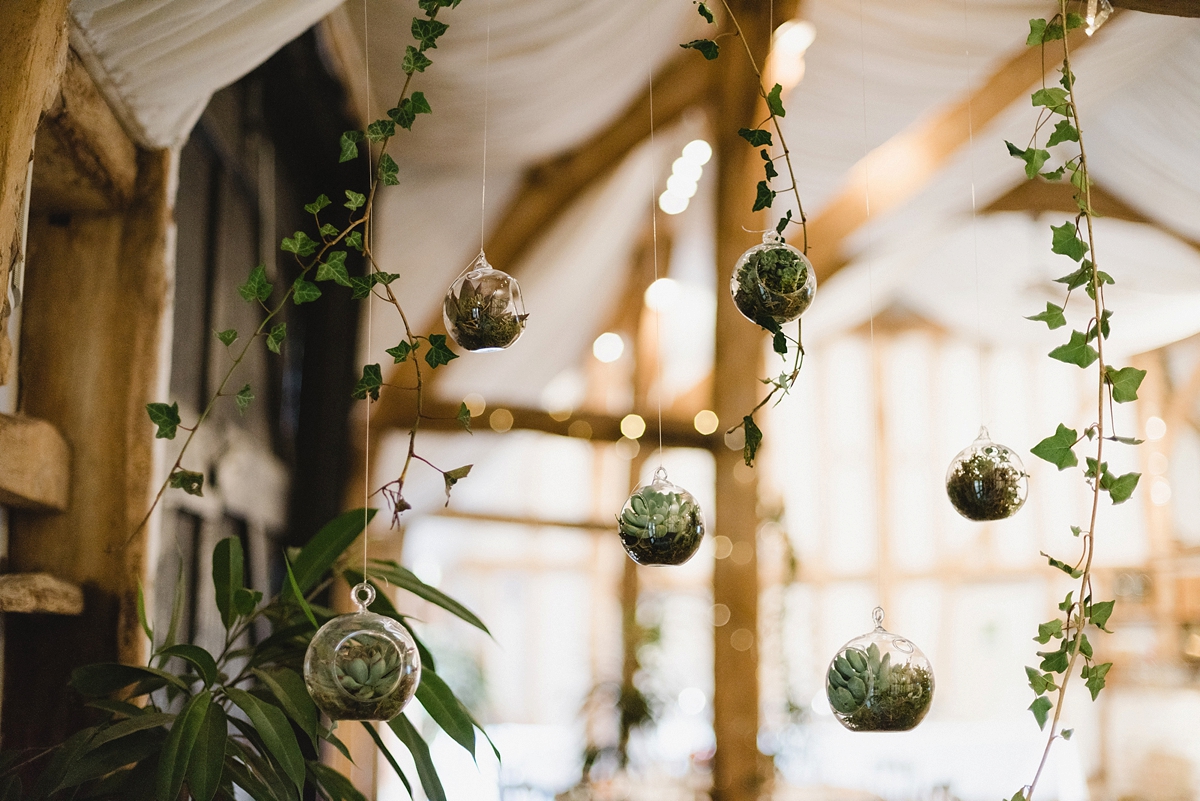 40 Hanging ivy and green floral decor in baubles