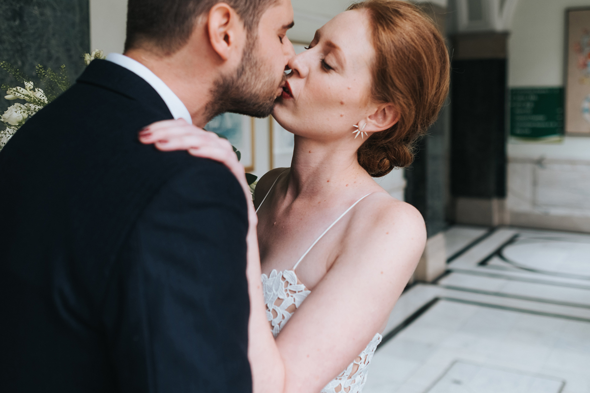 First look kiss at Islington Town Hall