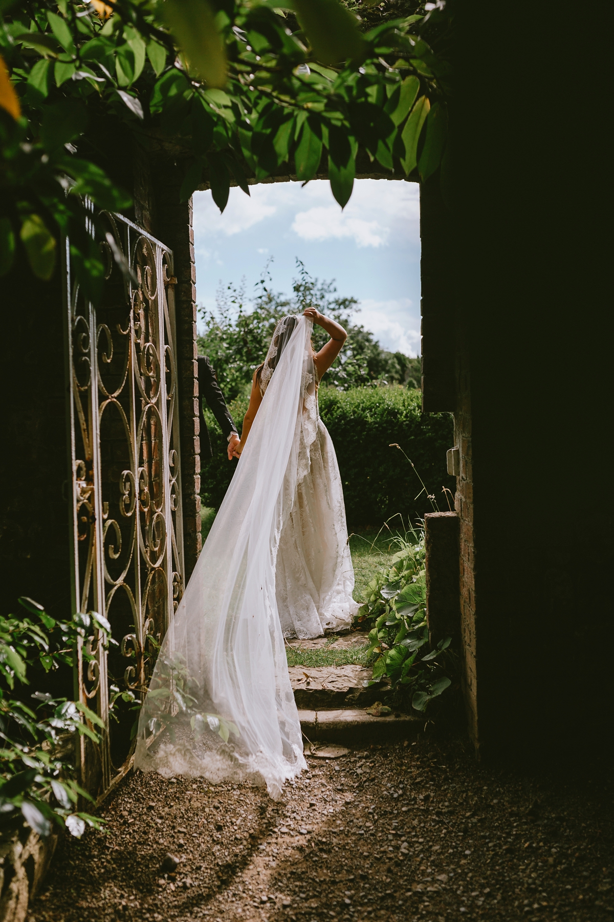 37 A Liz Martinez bride and glamorous Irish wedding