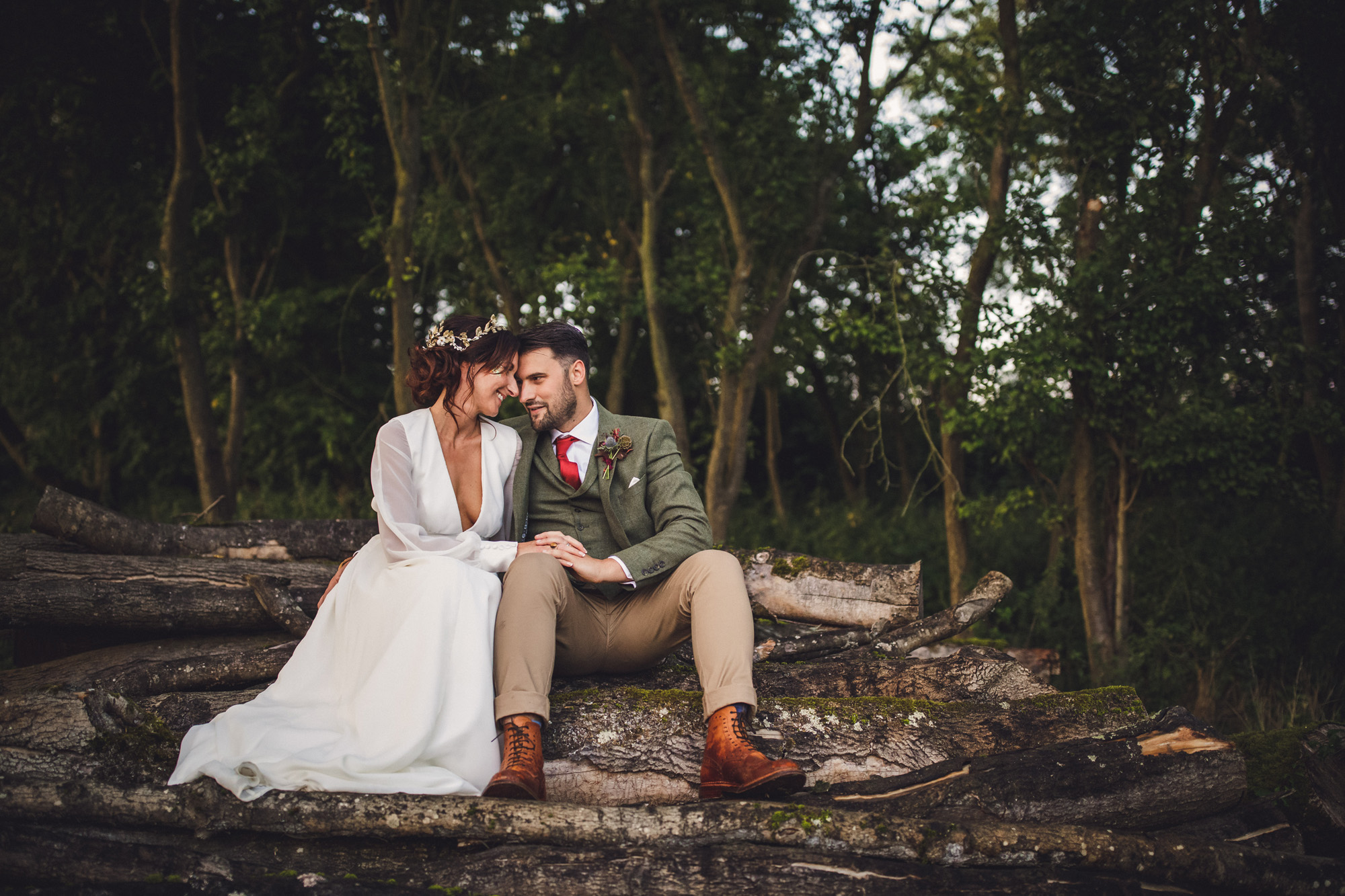 55 A 70s boho bride and her music inspired farm wedding