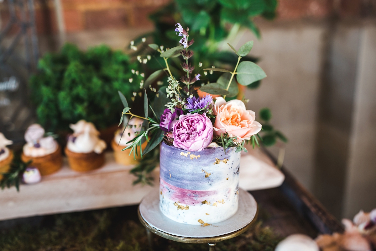 2 Elegant and flowery wedding cakes