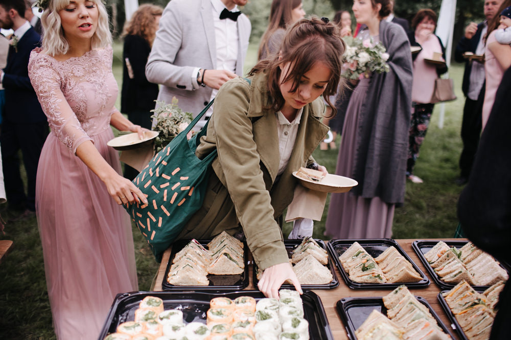 01 Wedding picnic in the woods