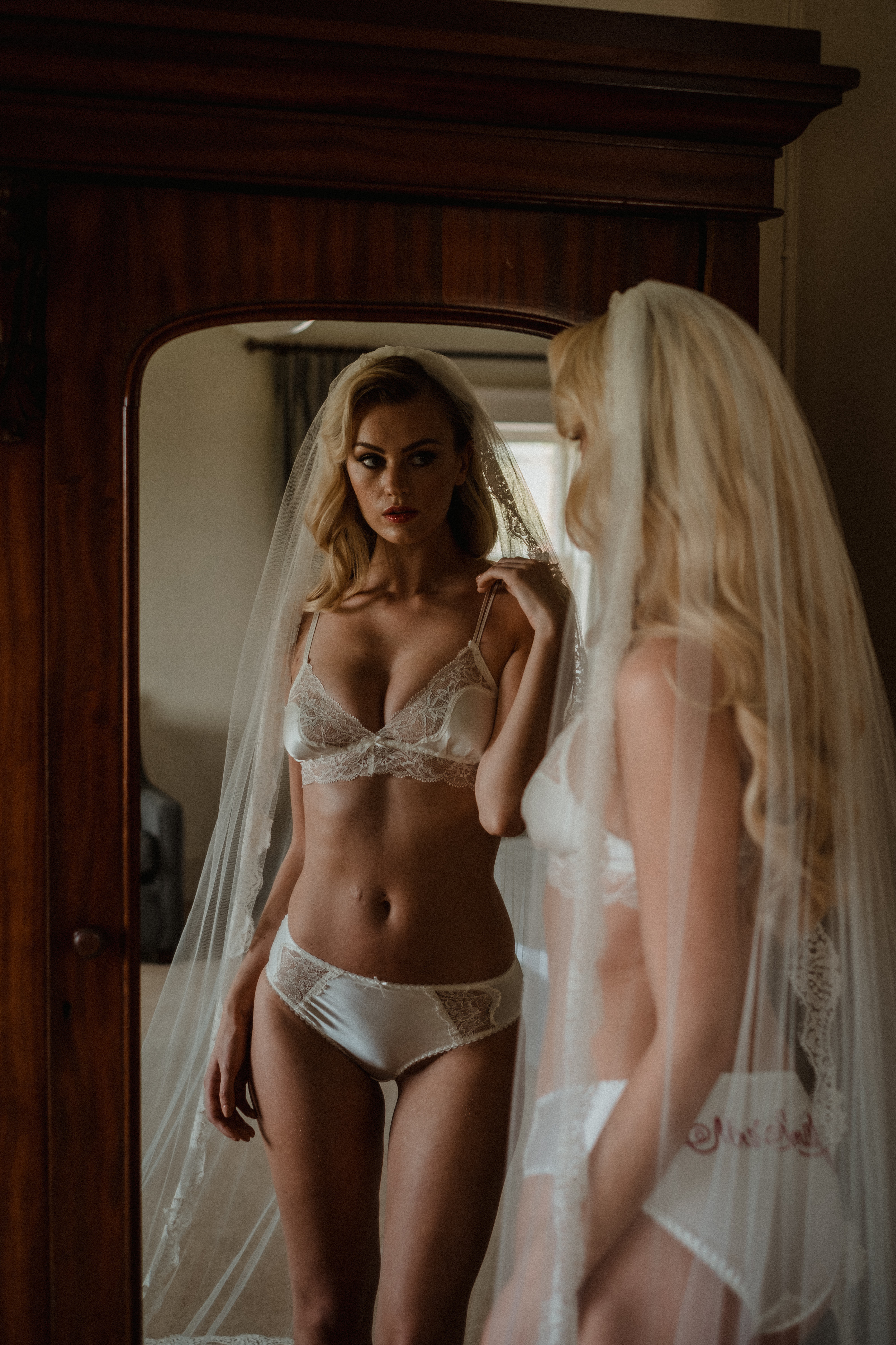 1 Tasteful elegant and glamorous retro inspired bridal boudoir 1