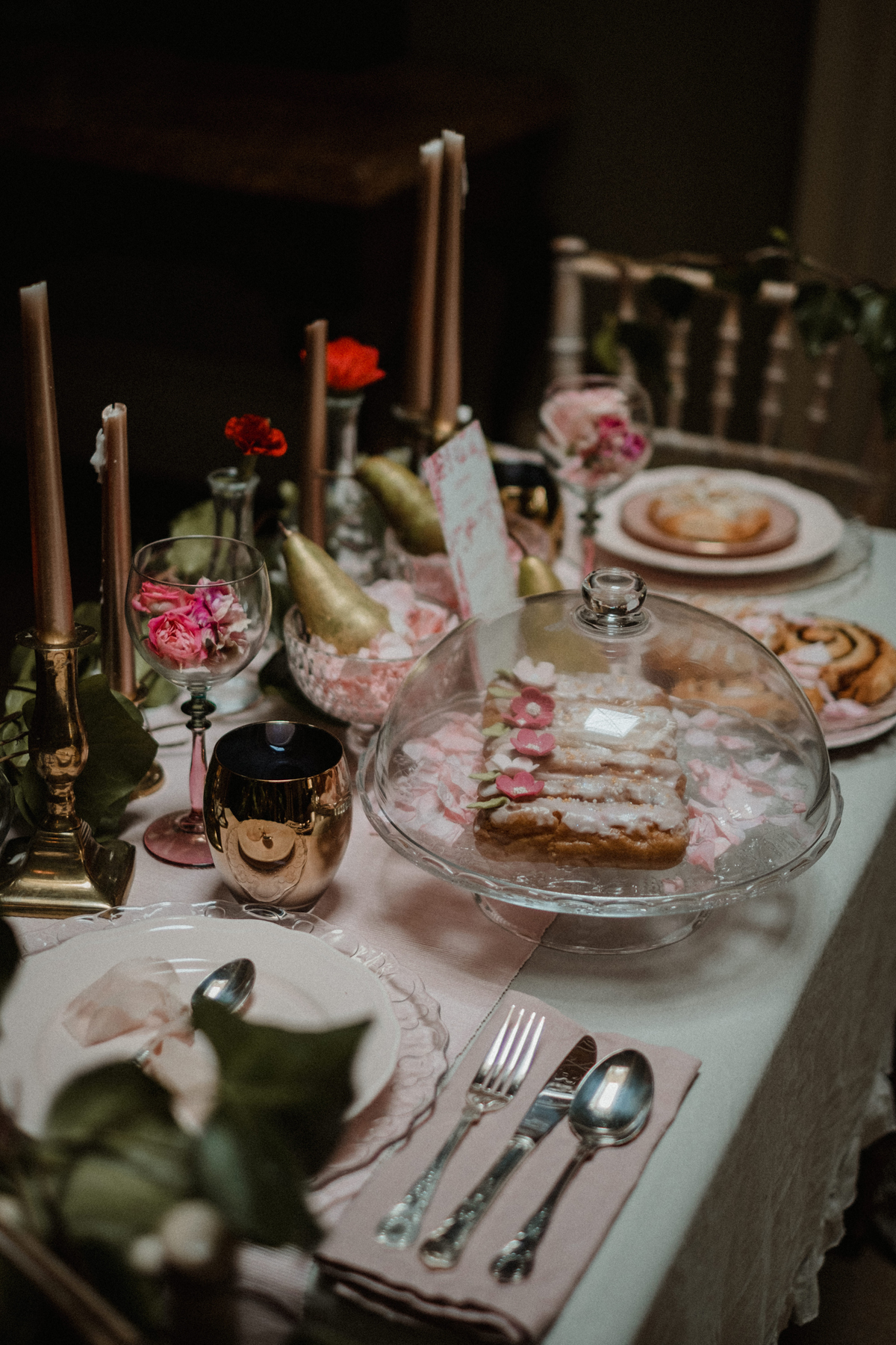 11 Tasteful elegant and glamorous retro inspired bridal boudoir