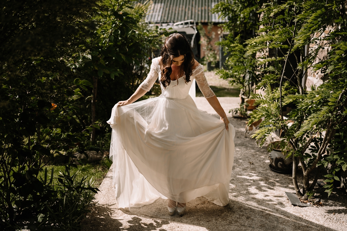 17 A Naomi Neoh bride and her romantic country house wedding