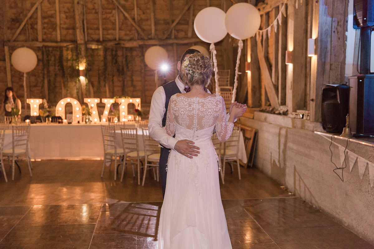 49 A Raimon Bundo dress for a DIY colourful and charming barn wedding