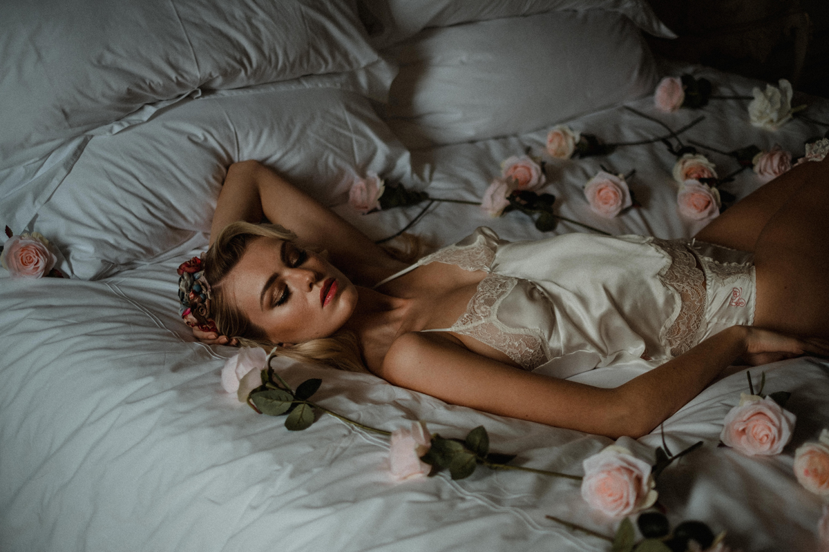 91 Tasteful elegant and glamorous retro inspired bridal boudoir