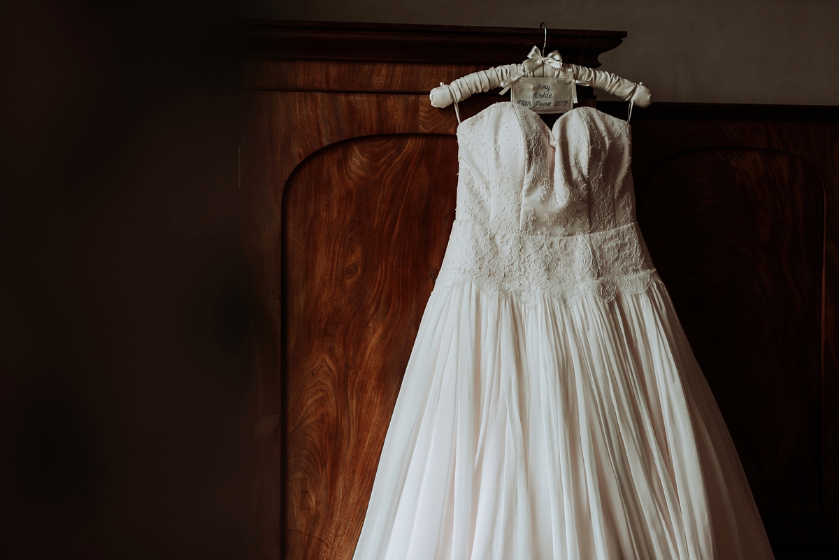 7 A Naomi Neoh bride and her romantic English Cheshire country house wedding