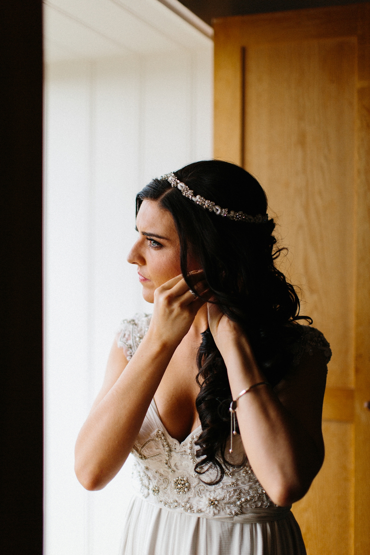 17 An Anna Campbell gown for a windswept wedding at Crear in Scotland