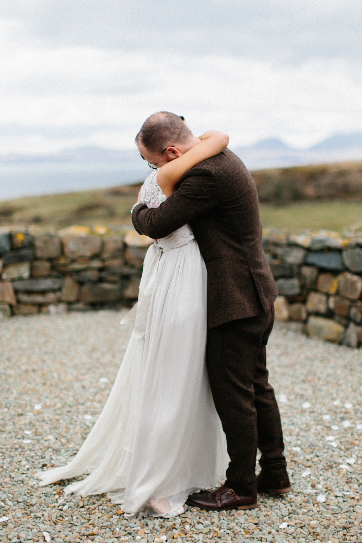 29 An Anna Campbell gown for a windswept wedding at Crear in Scotland