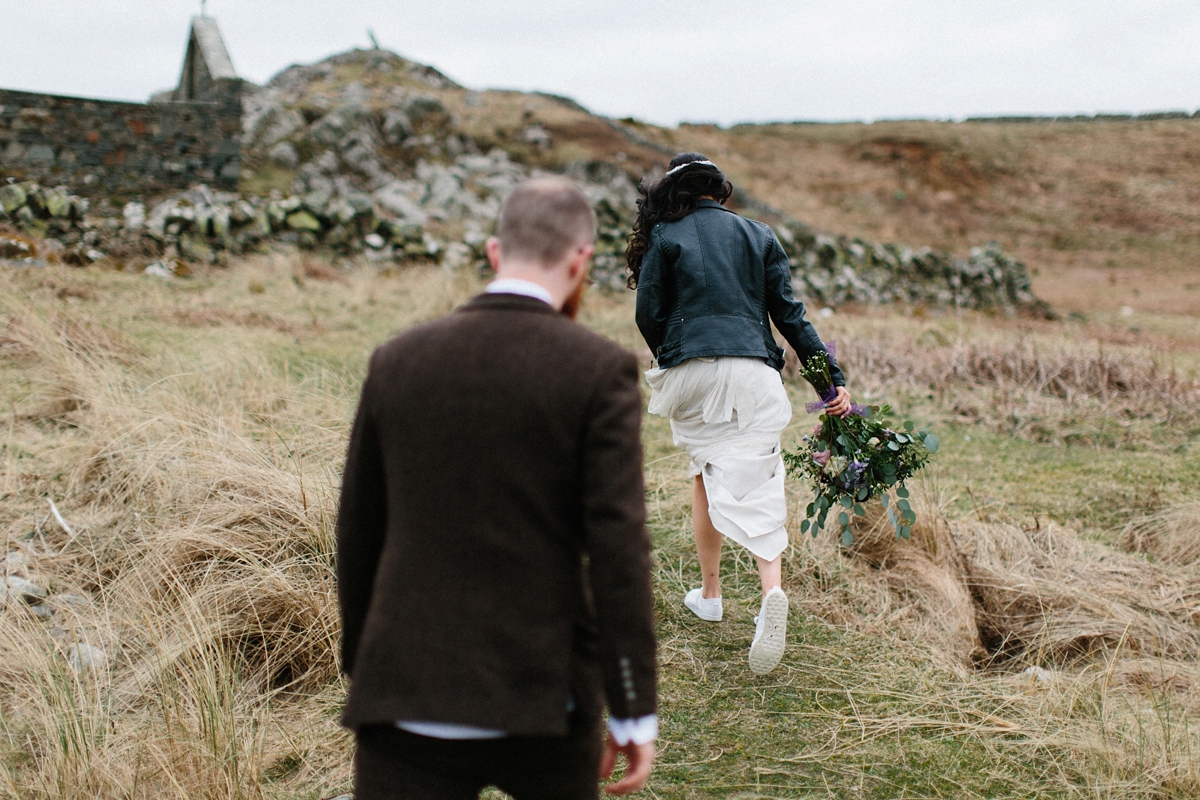 39 An Anna Campbell gown for a windswept wedding at Crear in Scotland