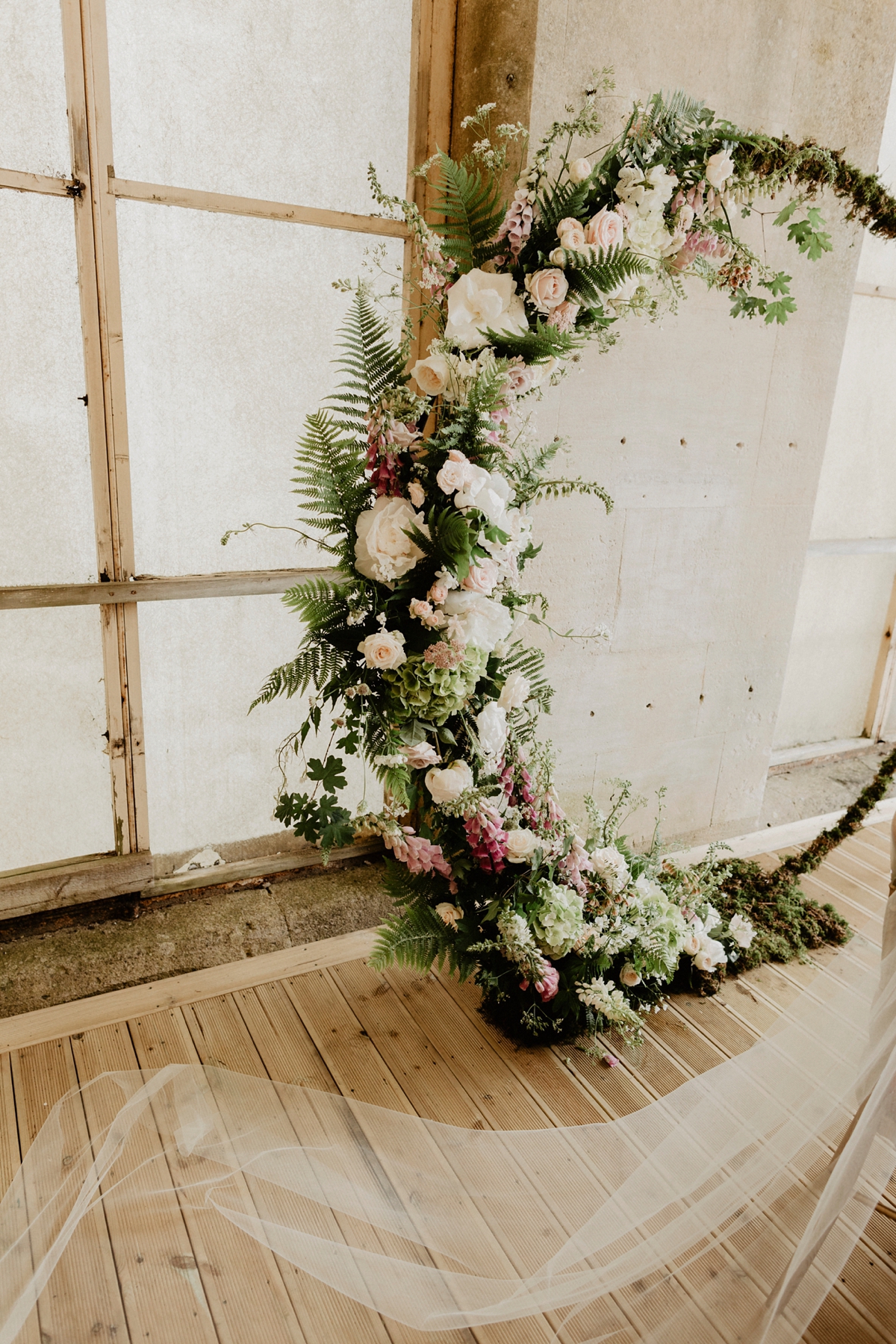 39 Jenny Packham glamour for a country house wedding at Grittleton House. Photography by Benjamin Stuart Wheeler