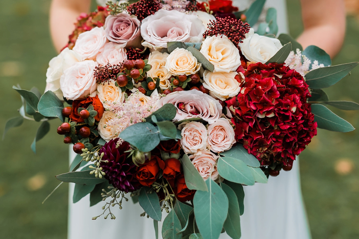 43 Oversized Autumn bridal bouquet by Michelle Gledhill. Image by Sue Ann Simon