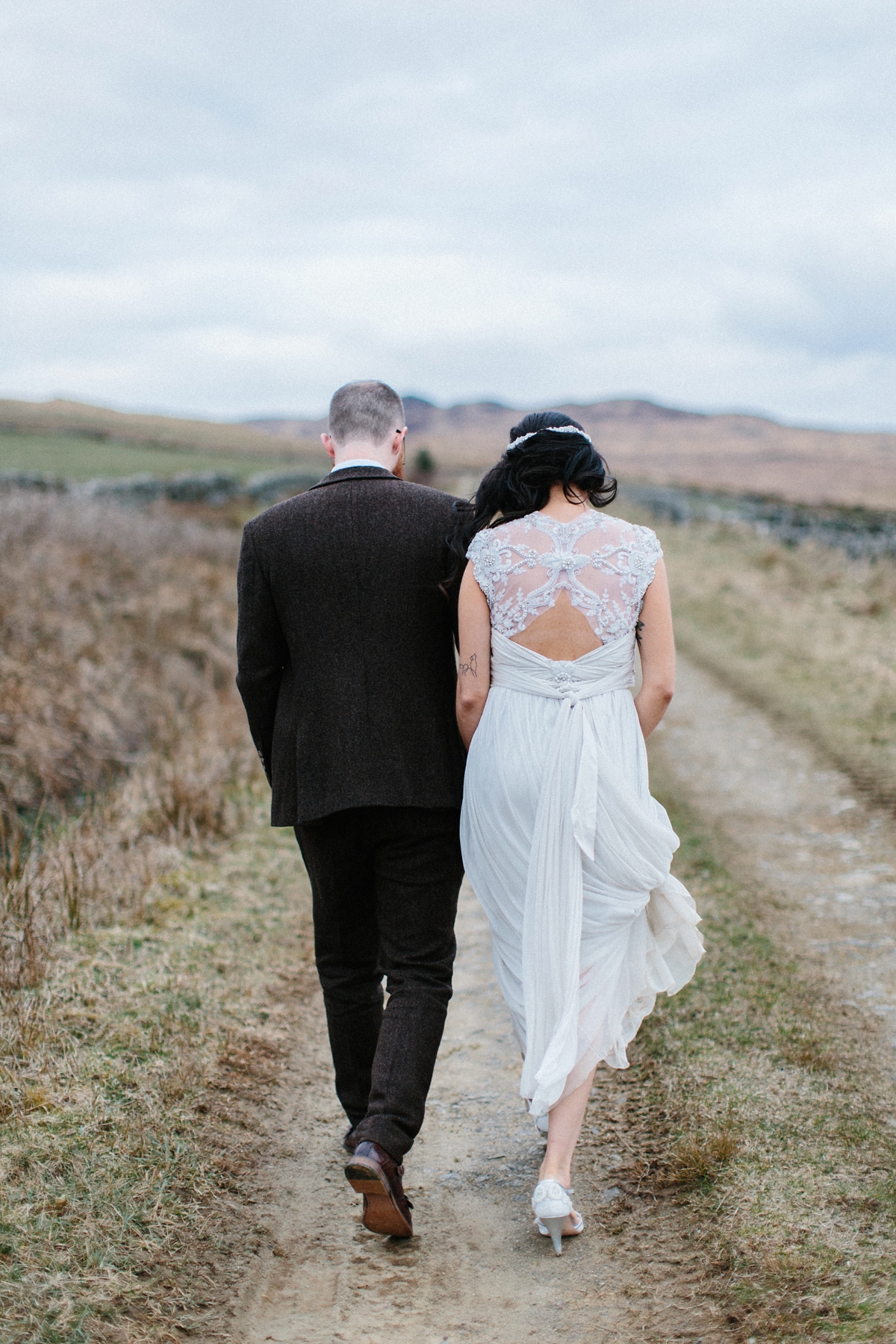 49 An Anna Campbell gown for a windswept wedding at Crear in Scotland