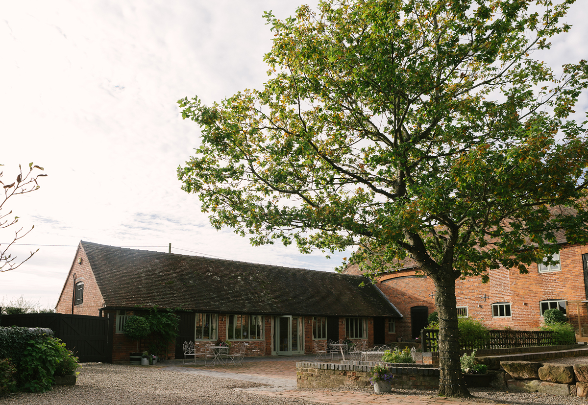 1 A handmade and vintage inspired Autumn barn wedding