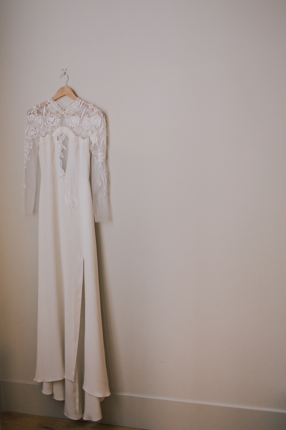 2 A customised 1970s dress for a modern non traditional London wedding. Images by Lisa Jane Photography