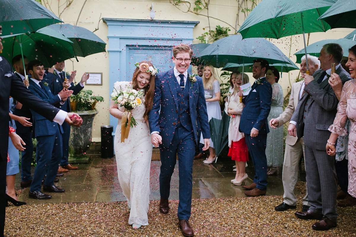 22 A minna eco friendly dress rainy day wedding Photography by Emma Case
