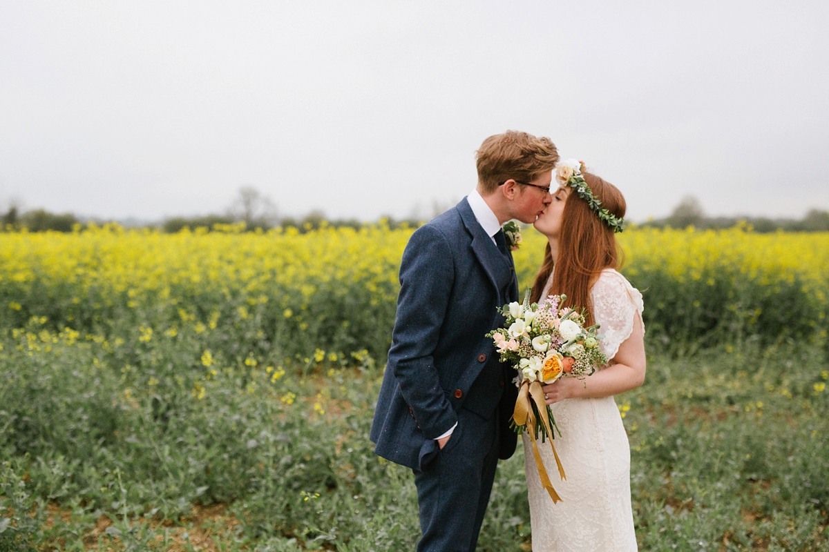 41 A minna eco friendly dress rainy day wedding Photography by Emma Case