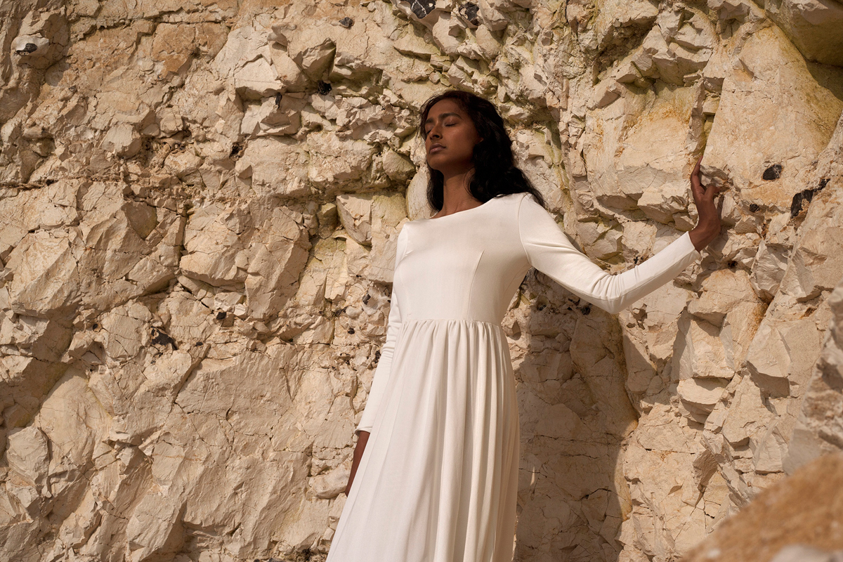 Modern bride Autumn English Autumn Coast wedding inspiration bridal fashion by Seni Dey 49