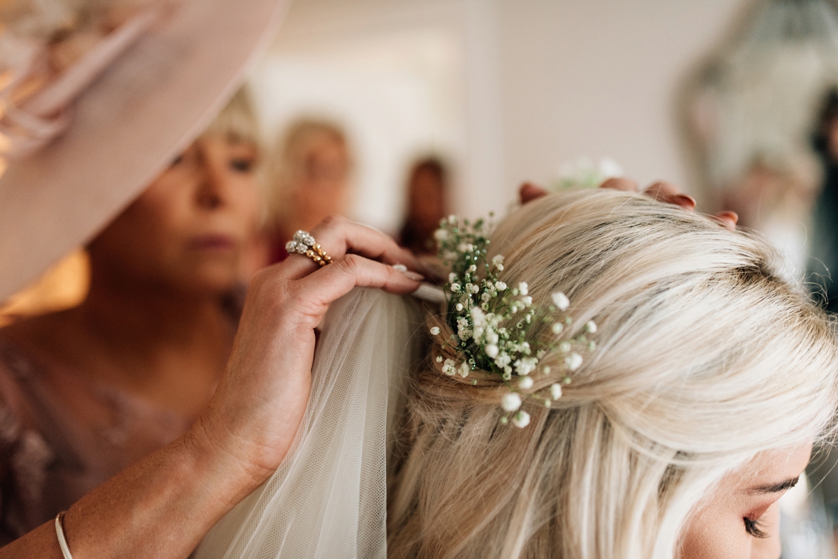 Christmas wedding with a Naomi Neoh dress Simon Hutchinson Photography 12