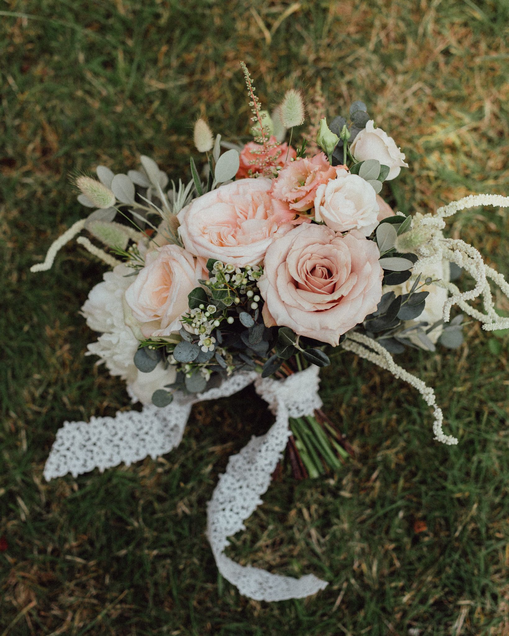 01 Peach wedding bouquet with lace ribbon