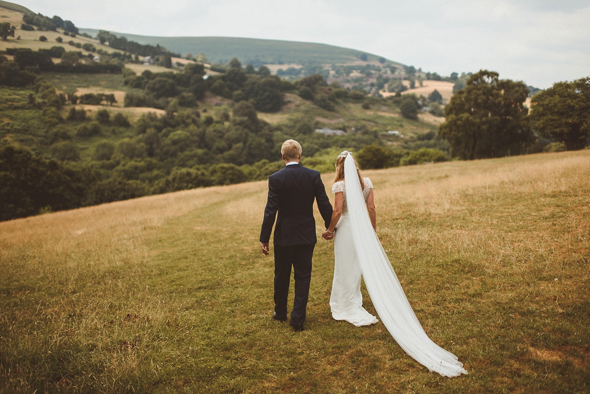 36 Laure de Sagazan rural idylic wedding Brecon Beacons