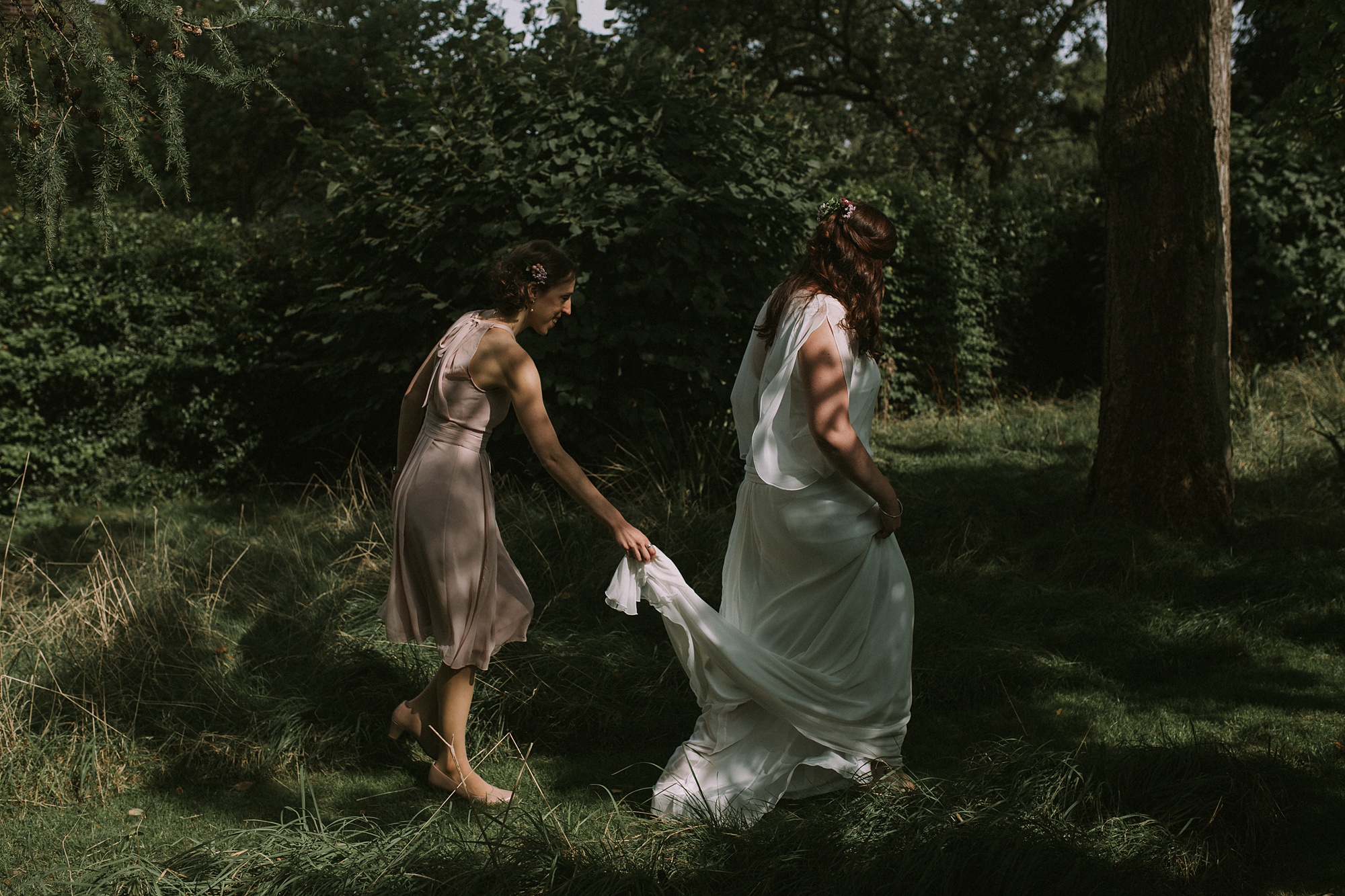 A 20's Inspired Rembo Styling Dress + Antique Jewellery for a Rustic Oxfordshire Barn Wedding 8 AmyTom 0263