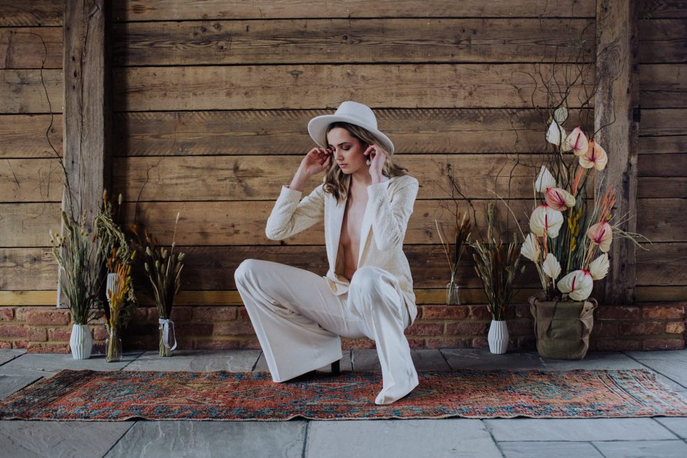 Cool androgynouse modern bride in trousers
