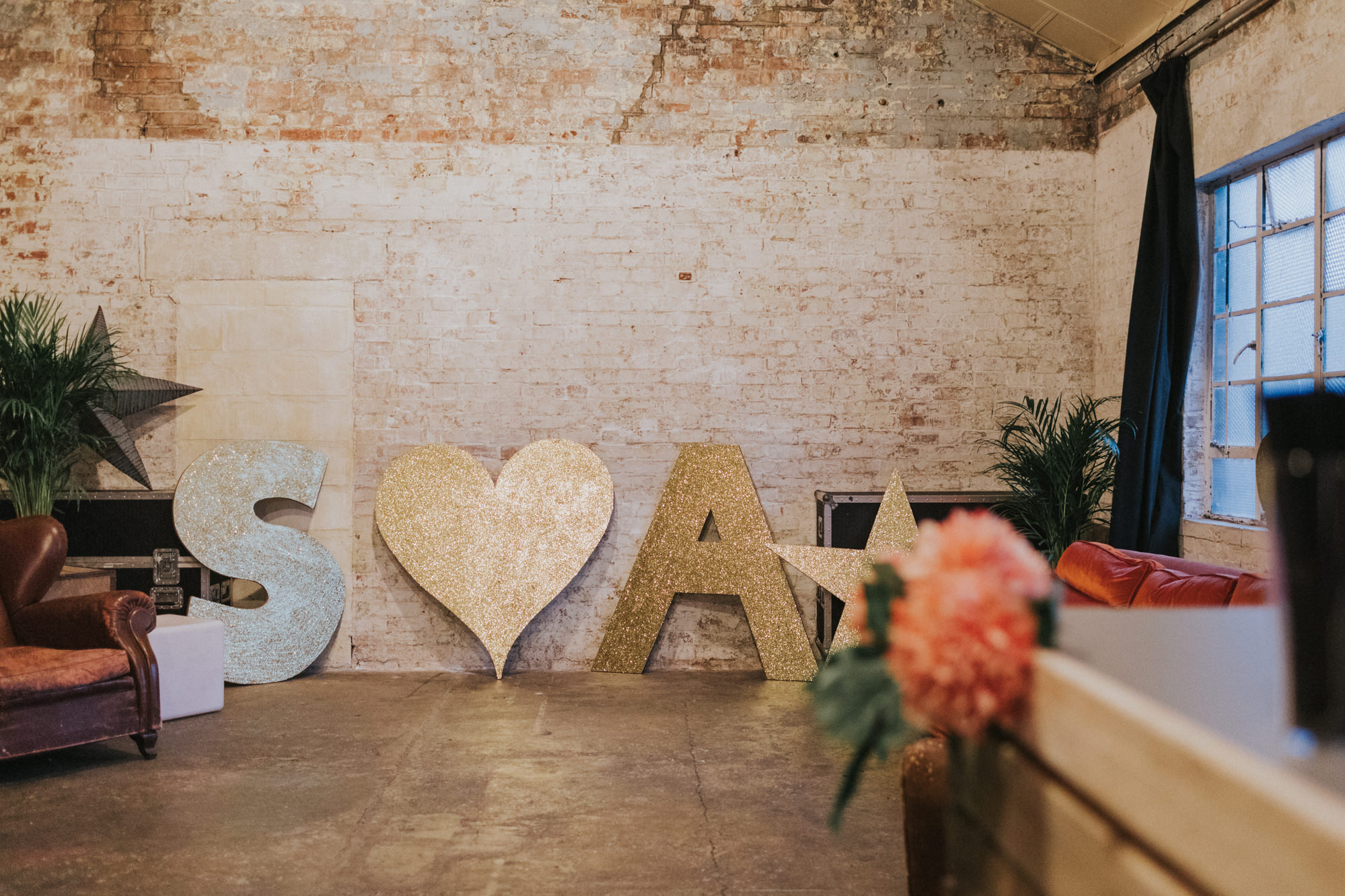 02 Giant metallic heart weddin letters