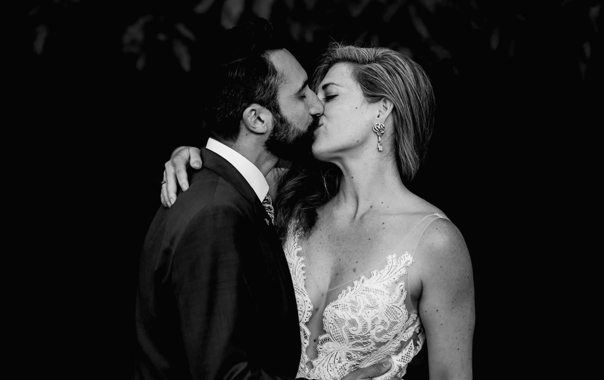 The Kiss in black and white - london wedding photography
