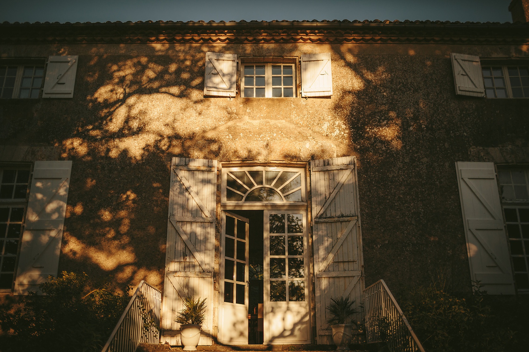 60 Pool party wedding France Chateau de Lartigolle