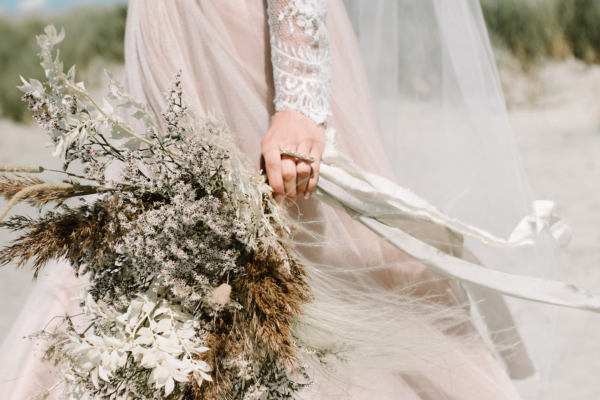 Sea Breeze & Sand Dunes: A Modern Bridal Editorial in Beautiful, Natural Coastal Surroundings