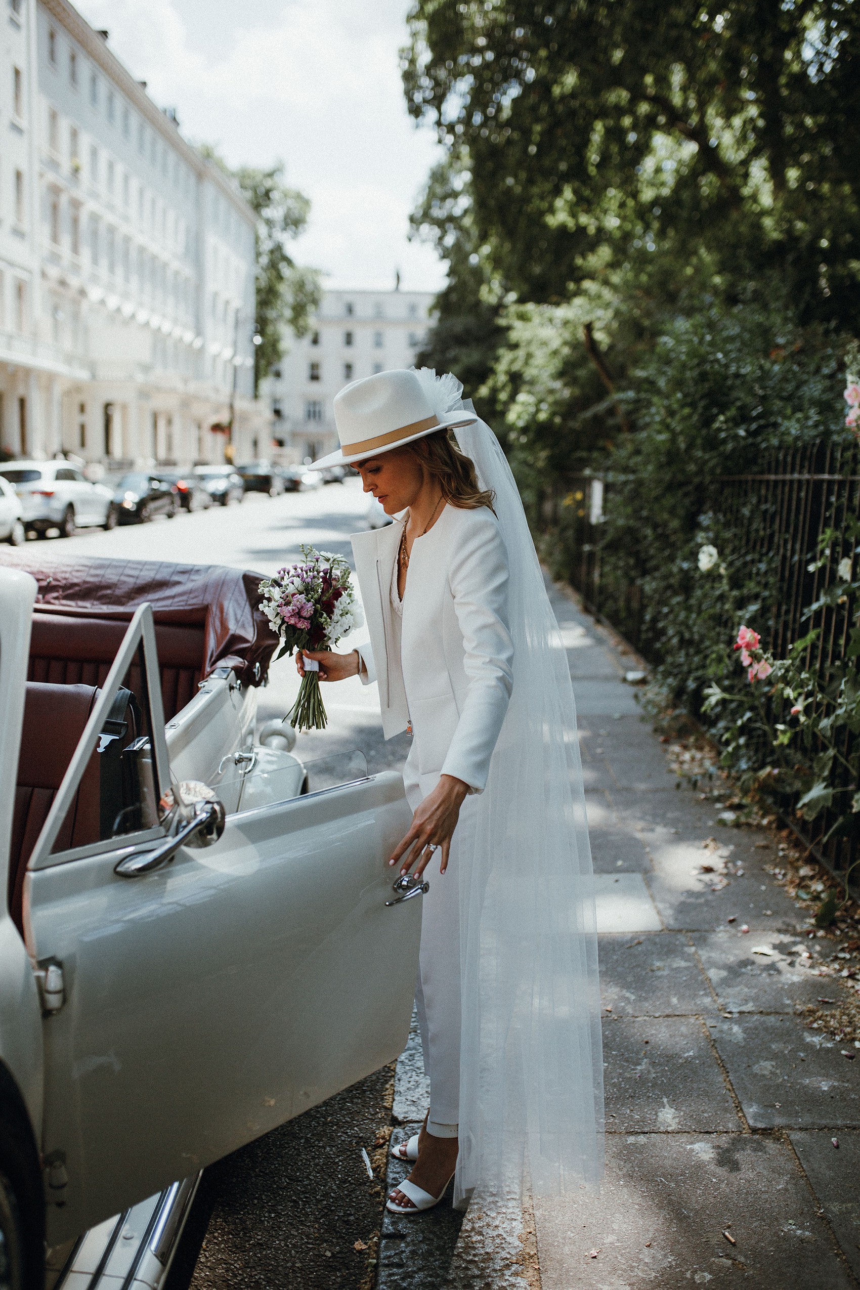 29 Bride in trousers fedora