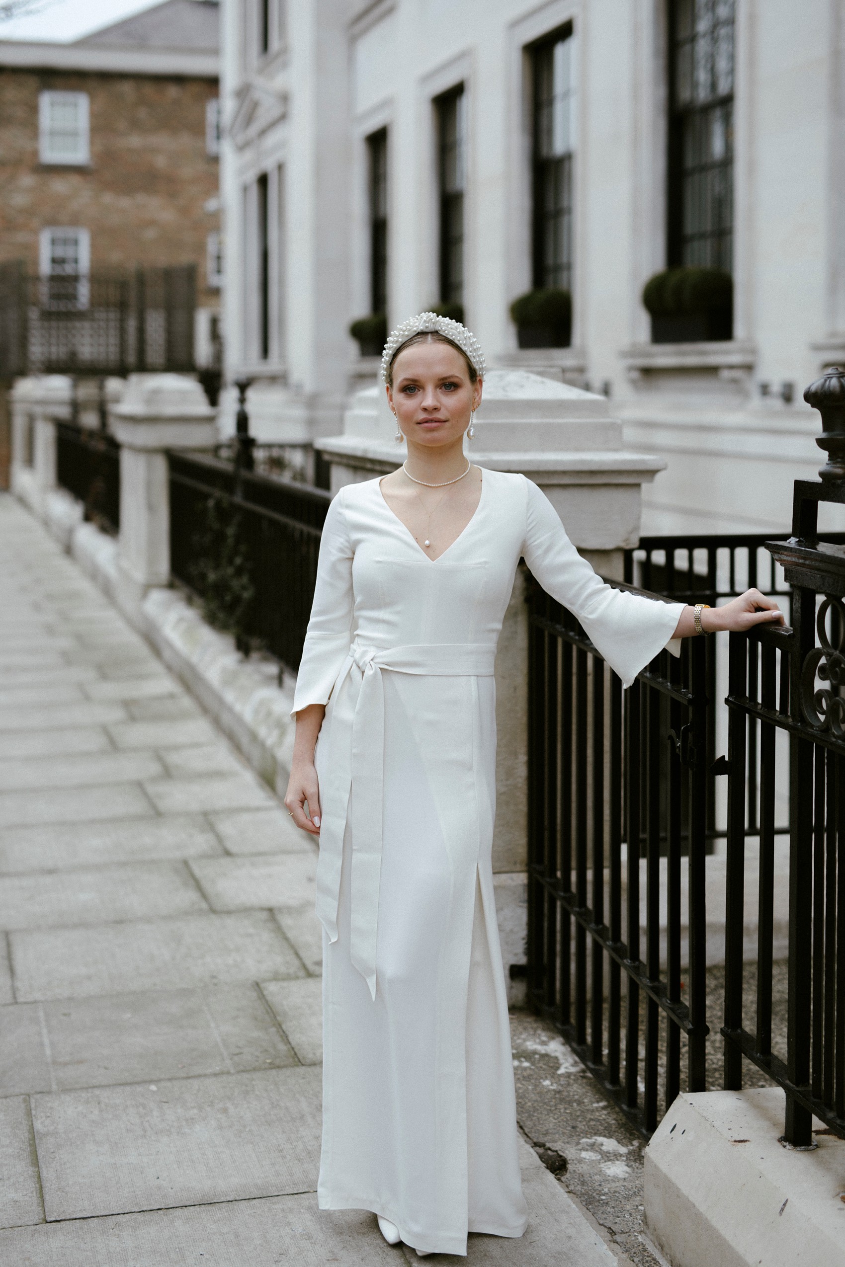 Modern bride Lele Sadhoughi pearl headband 19