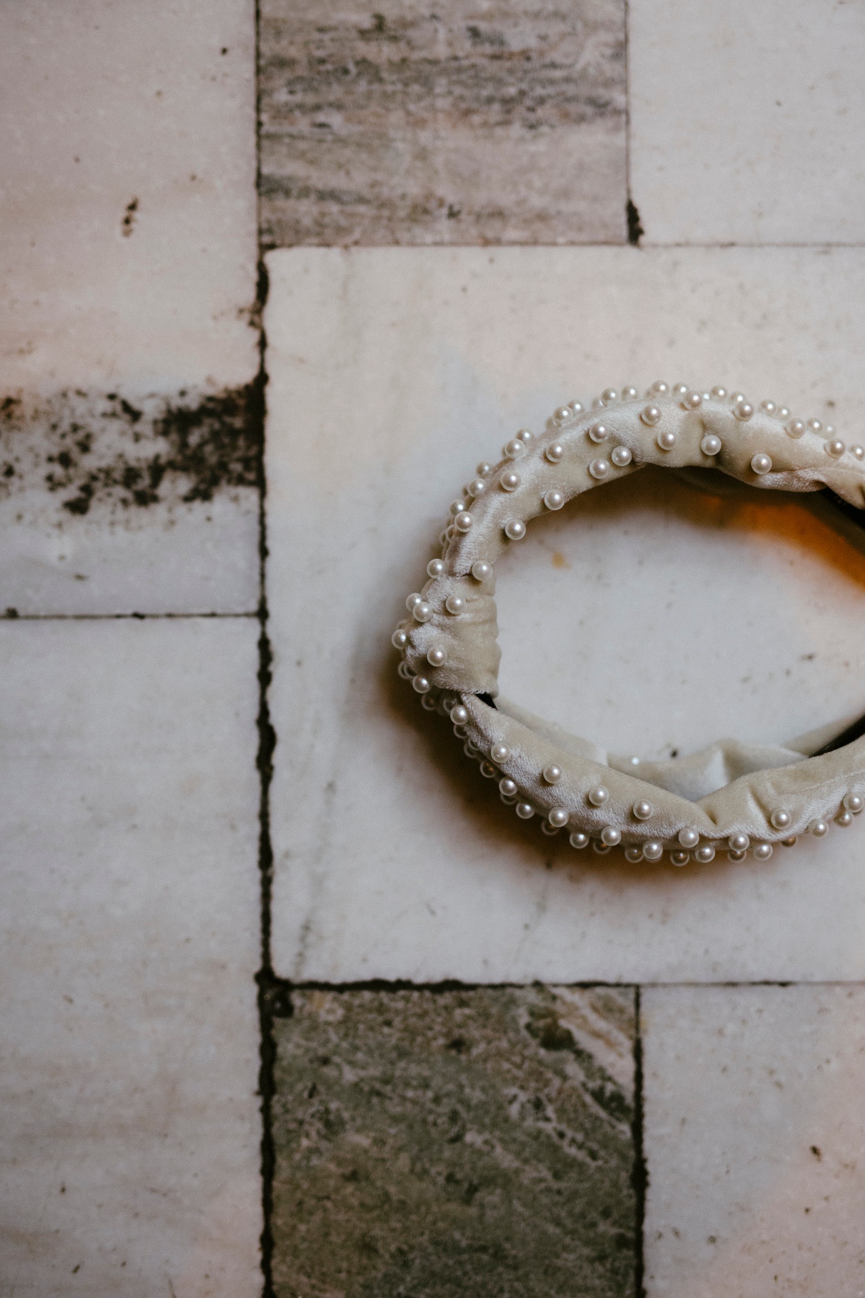 Modern bride Lele Sadhoughi pearl headband 2