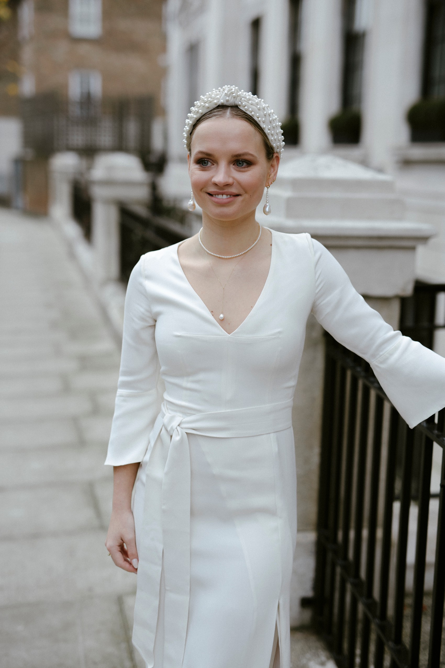 Modern bride Lele Sadhoughi pearl headband 20