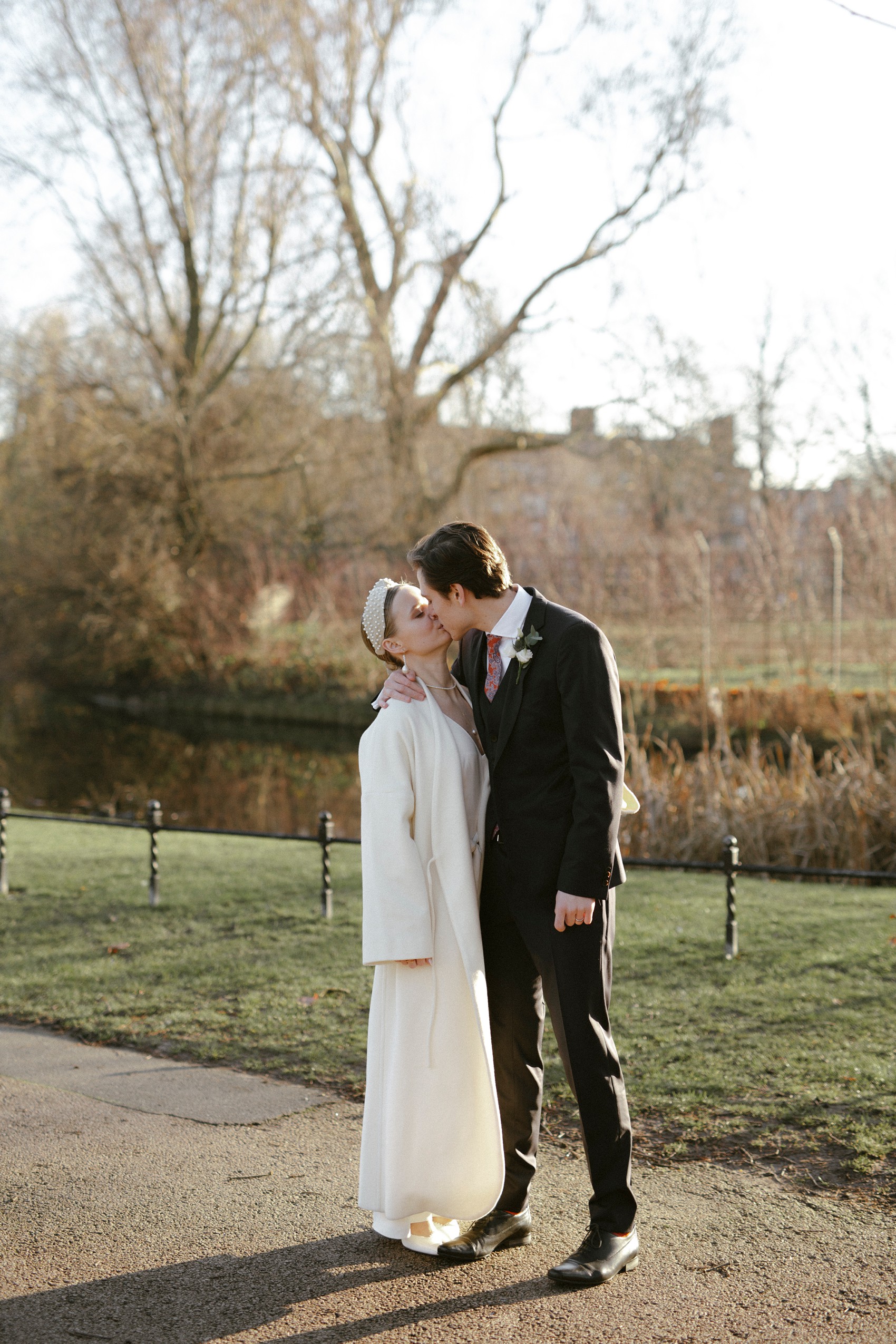 Modern bride Lele Sadhoughi pearl headband 43