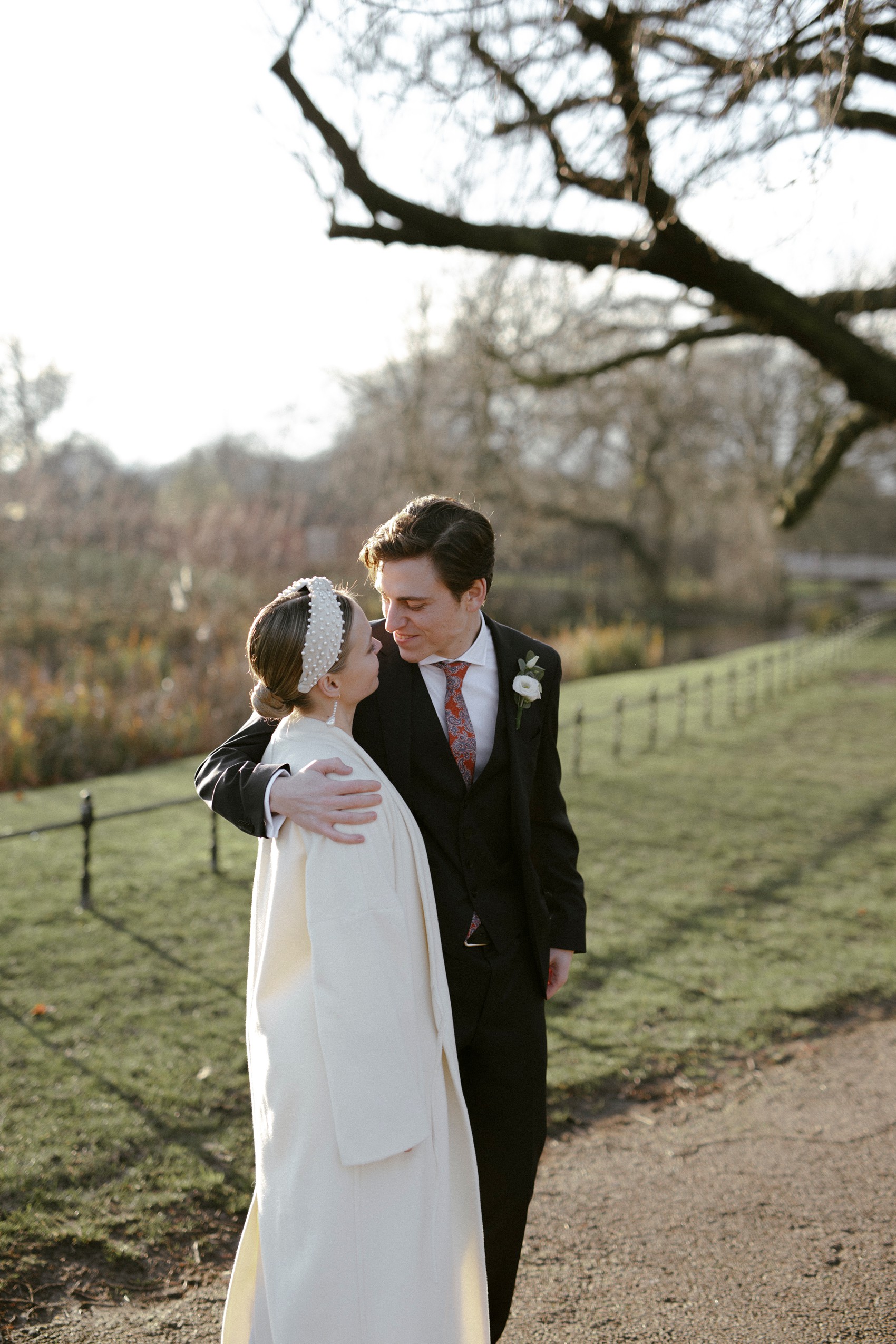 Modern bride Lele Sadhoughi pearl headband 44