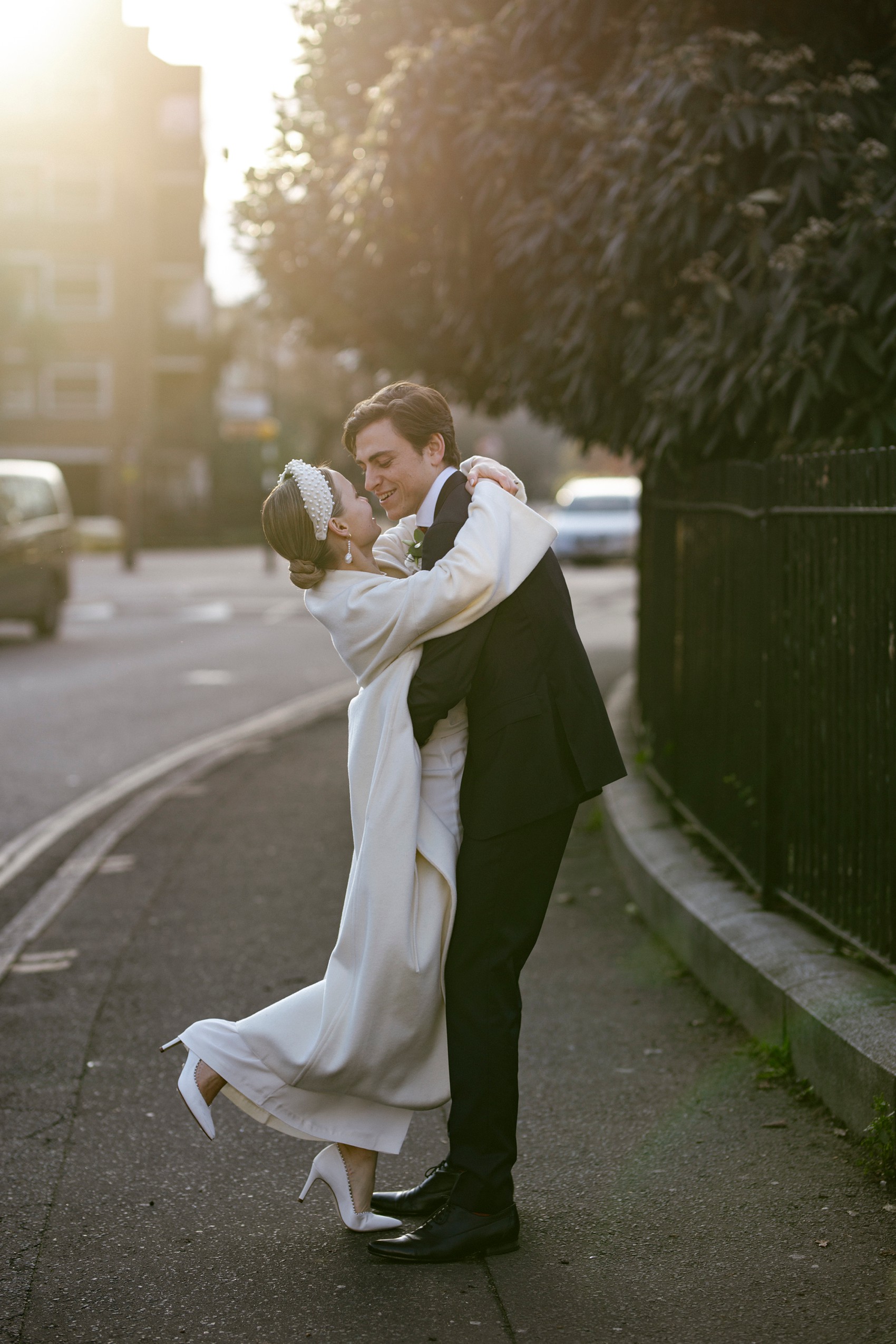 Modern bride Lele Sadhoughi pearl headband 46