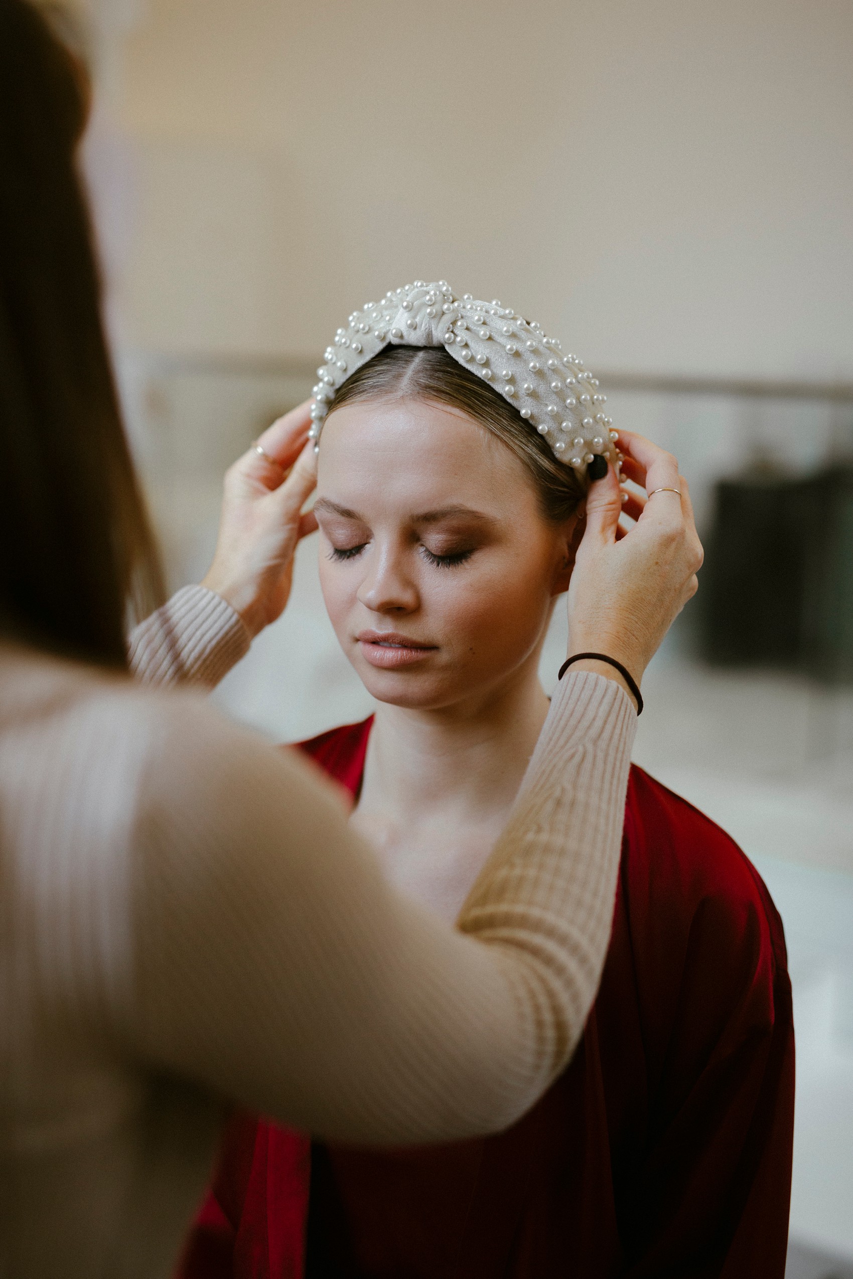 Modern bride Lele Sadhoughi pearl headband 7