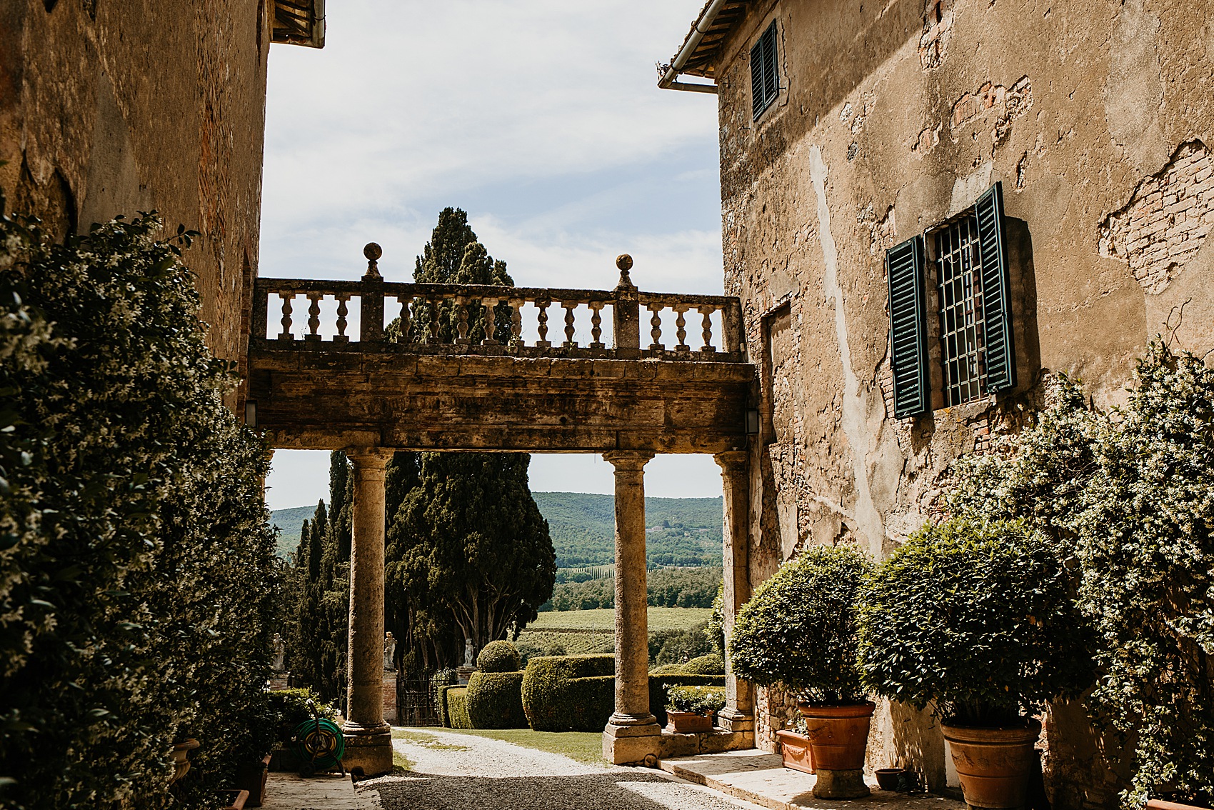 Suzanne Neville pregnant bride Tuscany wedding 2