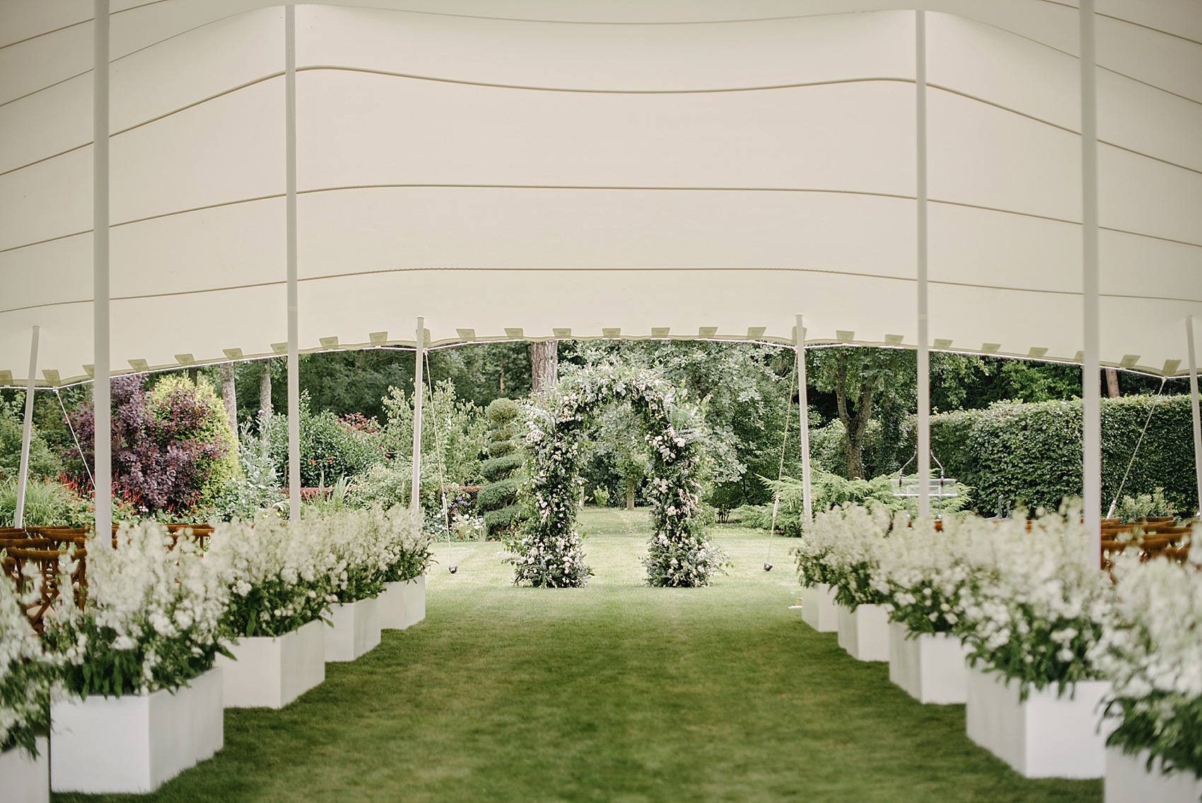 10 Classic Elegant outdoor wedding Suzanne Neville