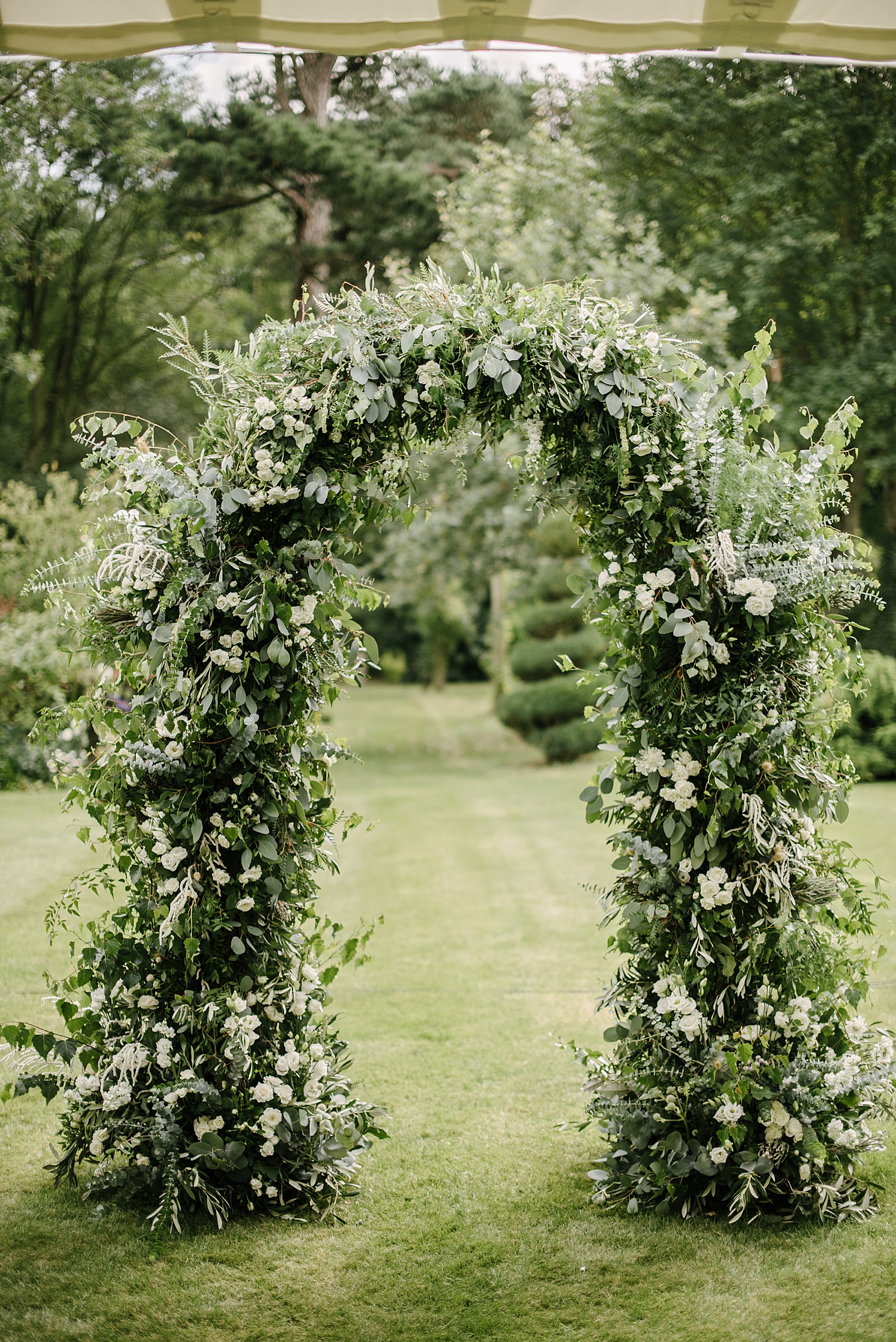 13 Classic Elegant outdoor wedding Suzanne Neville