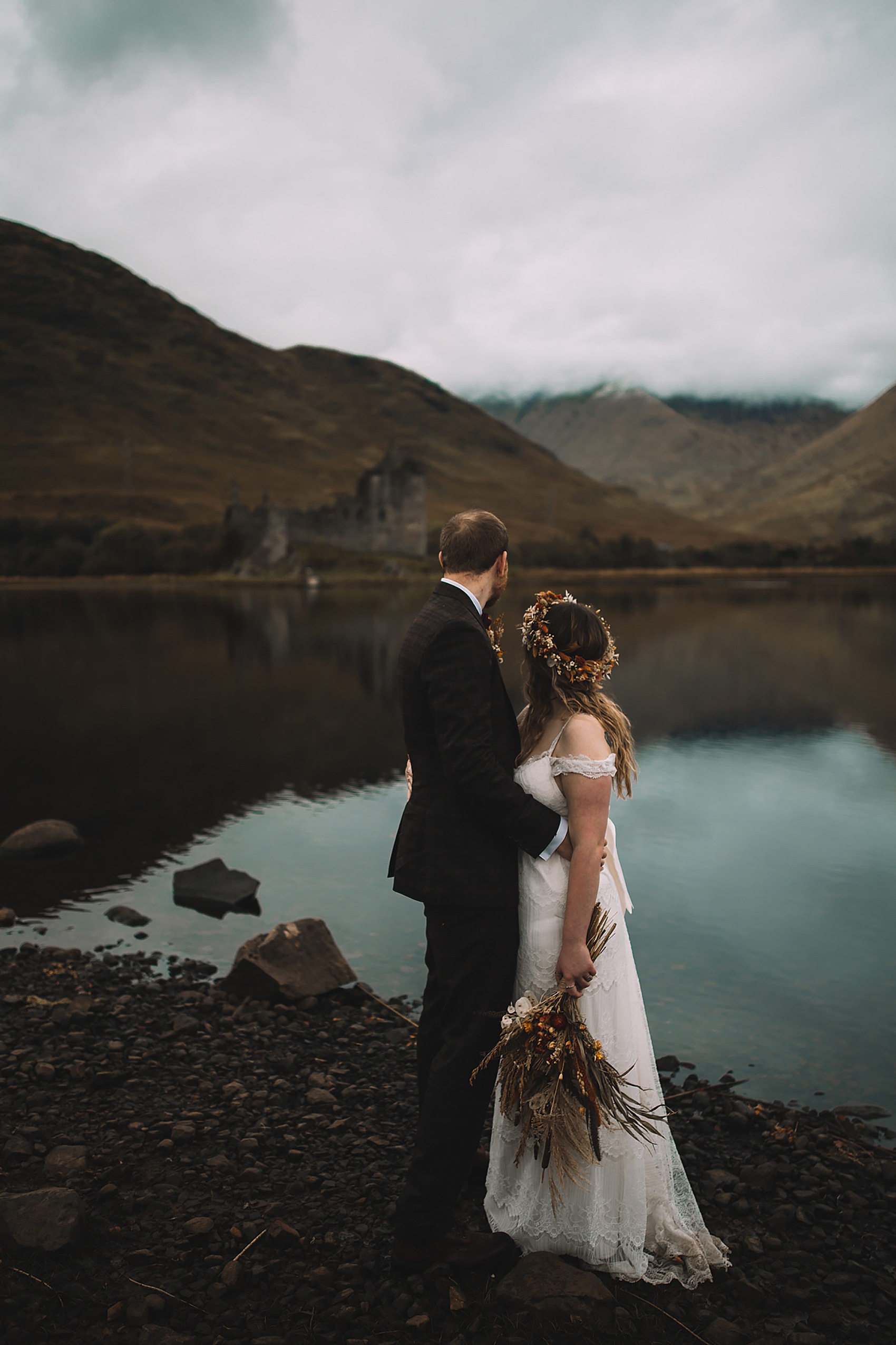 Atmostpheric Autumn Scottish Loch wedding 36