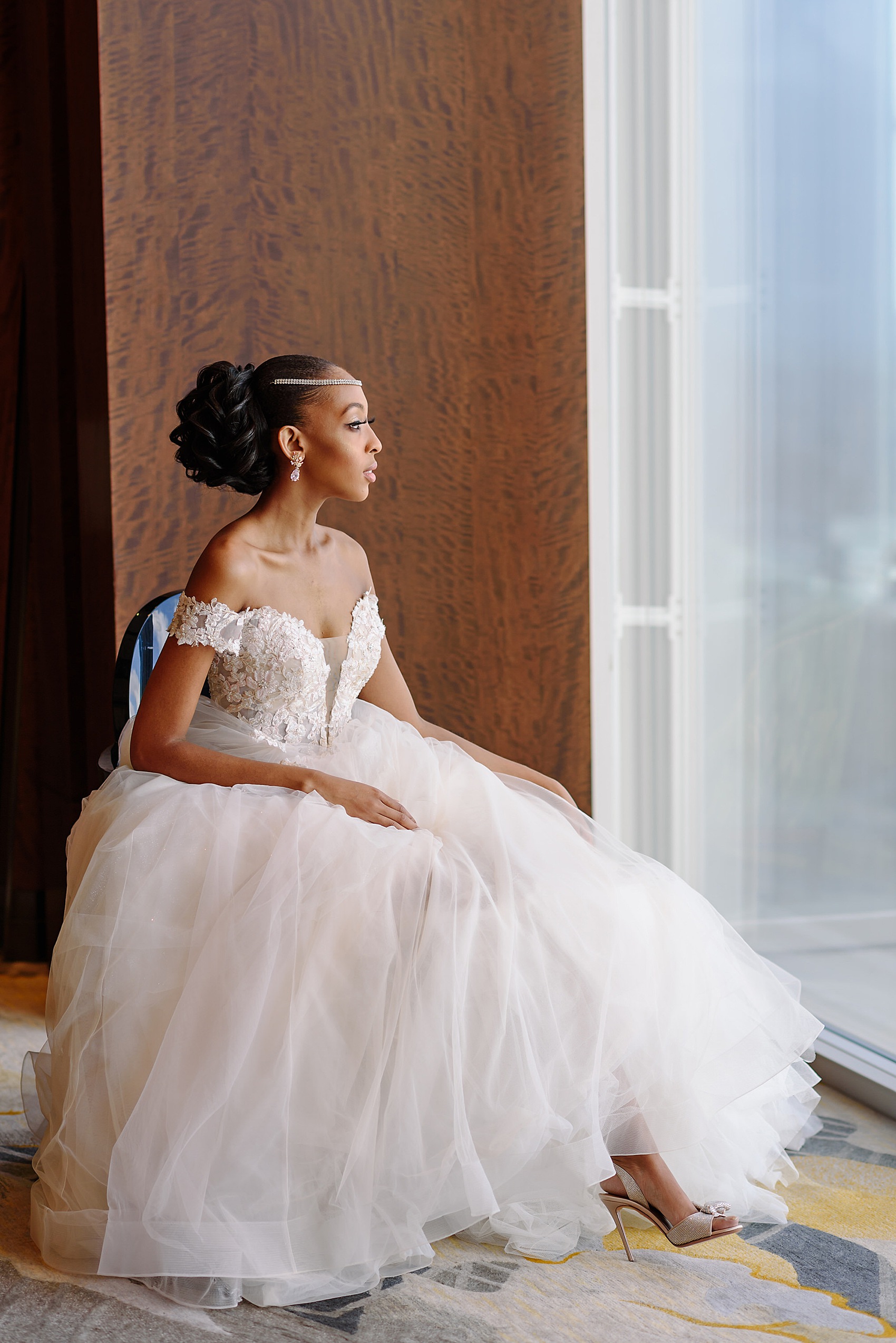 14 Bold Glamorous City Wedding