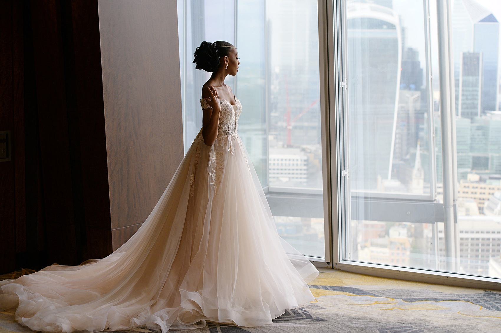 18 Bold Glamorous City Wedding