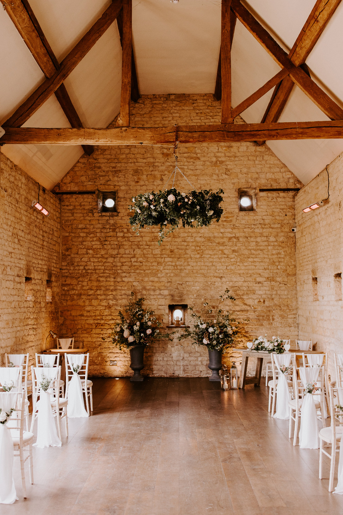 10 Oscar de la Rent Lapstone Barn wedding