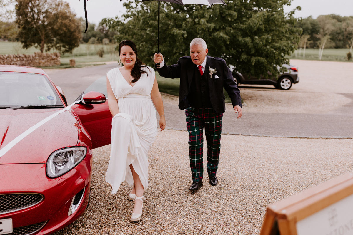 13 Oscar de la Rent Lapstone Barn wedding