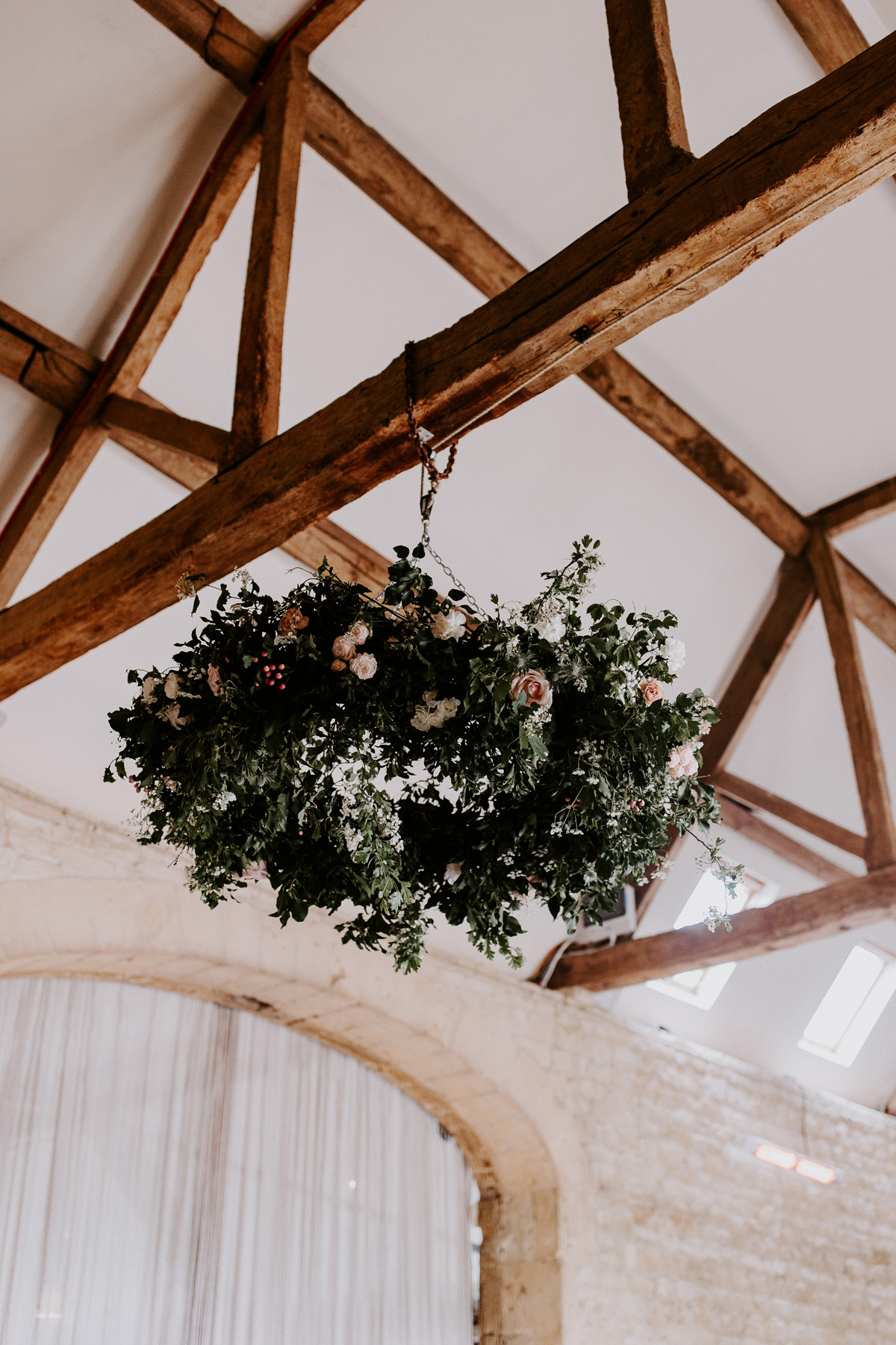 20 Oscar de la Rent Lapstone Barn wedding